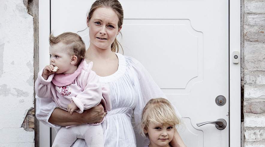 Jeanette Storm står for aflevering og
afhentning af Isabella og Annabel. Når der er lukkedage, kommer pigernes farmor og hjælper til. ((Foto: Kaare Viemose).)