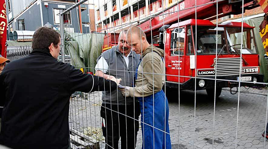 Jacob Scavenius (tv) - her i samtale med et par af de polske arbejdere fra Gitek - har beregnet besparelsen ved at benytte underbetalt polsk arbejdskraft til mindst 20 millioner kroner.  (Foto: Harry Nielsen)