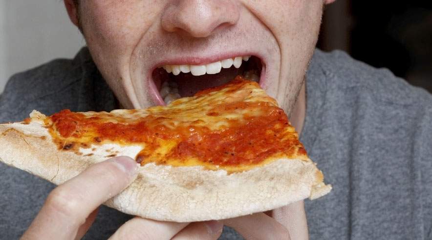 Den smager godt - men den indeholder også mange kalorier. Pizzaen er den største synder, når det handler om fedende fastfood. (Foto: Colourbox)
