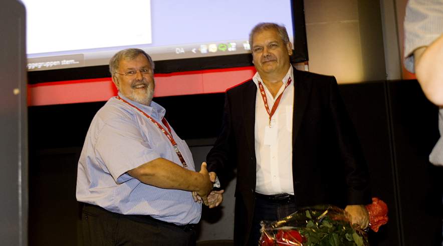 John Larsen (til venstre) lykønsker sin afløser på posten som formand for 3F's byggegruppe, Peter Hougård Nielsen. (Foto: Søren Zeuth)