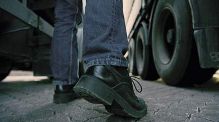 Den litauiske chauffør, der blev blokeret i Hørning tirsdag morgen, arbejder illegalt i Danmark. Politiet kunne have stoppet ham, hvis de havde kendt reglerne.