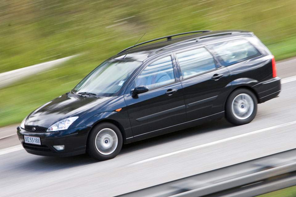 Når temperaturen stiger og de vinterglatte veje er væk, så er det tid til at skifte til sommerdæk. Det giver en mere sikker kørsel. (Foto: Colourbox)