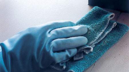 - Hvis sygehusene havde nogle faste standarder, de skulle leve op til, ville de ikke uden videre kunne skære ned på rengøringen. Og dermed undgår man - set med økonomiske briller - det stress, den nedslidning og det sygefravær hos rengøringspersonalet, som også koster samfundet dyrt, siger Lone Hoffmann, forhandlingssekretær i 3F's offentlige gruppe.
