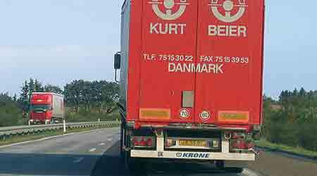 I første del af 2005 har der været et hav af sager om udenlandske chauffører, der overtræder reglerne og ikke mindst forbuddet mod at gøre gods internt i Danmark - også kaldet cabotagekørsel. 
3F kræver nu, at køretilladelserne inddrages, når reglerne overtrædes.