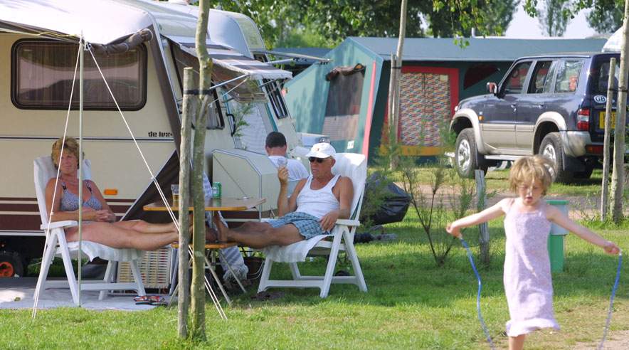 Der bliver skåret i udgifterne til fly, hotel og camping, når 3F'erne tager på ferie. Næsten tre ud af ti bruger færre penge end sidste år.   (Foto: Colourbox)