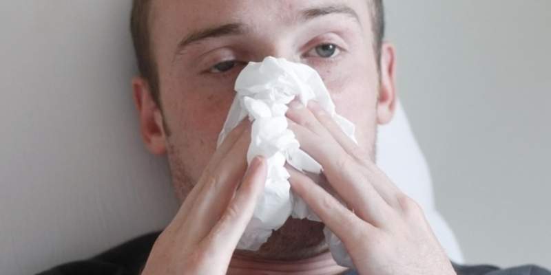 Der er god grund til at blive hjemme fra arbejde, når forkølelsen og feberen tager over. Ellers risikerer man at smitte sine kolleger. (Foto: Colourbox)
