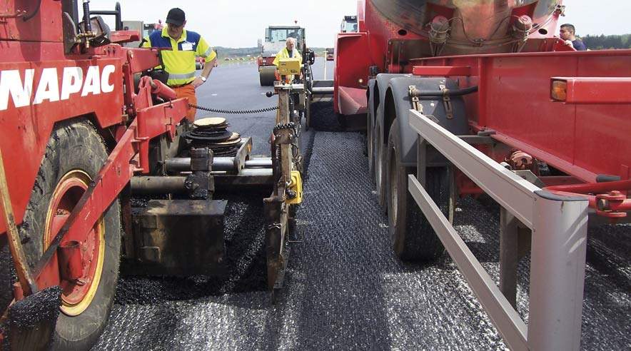 Det tunge grej lægger ny asfalt i Billlund Lufthavn. ((Foto: Preben Bech).)