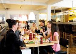 Gæsterne på Restaurant Remouladen i Vejle bliver vartet op af ansatte, der arbejder under en overenskomst med 3F. (Pressebillede fra Restaurant Remouladen)