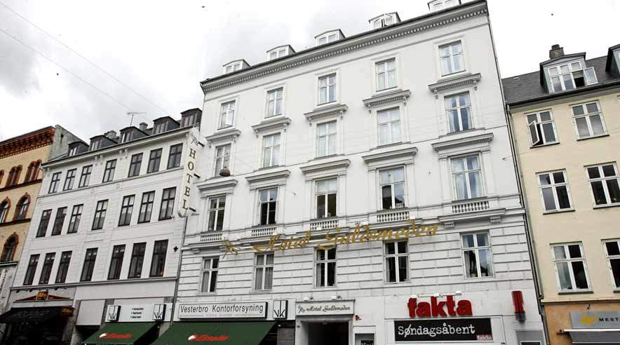 På Hotel Carlton på Vesterbrogade og de to søsterhoteller, Axel og Bertram arbejder 30 polske rengøringsfolk under usle forhold. (Foto: Harry Nielsen.)