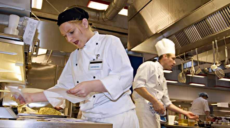 Ansatte på hoteller og i restauranter bliver i gennemsnit syge af arbejdet allerede som 30-årige.  (Arkivfoto: Christoffer Regild.)