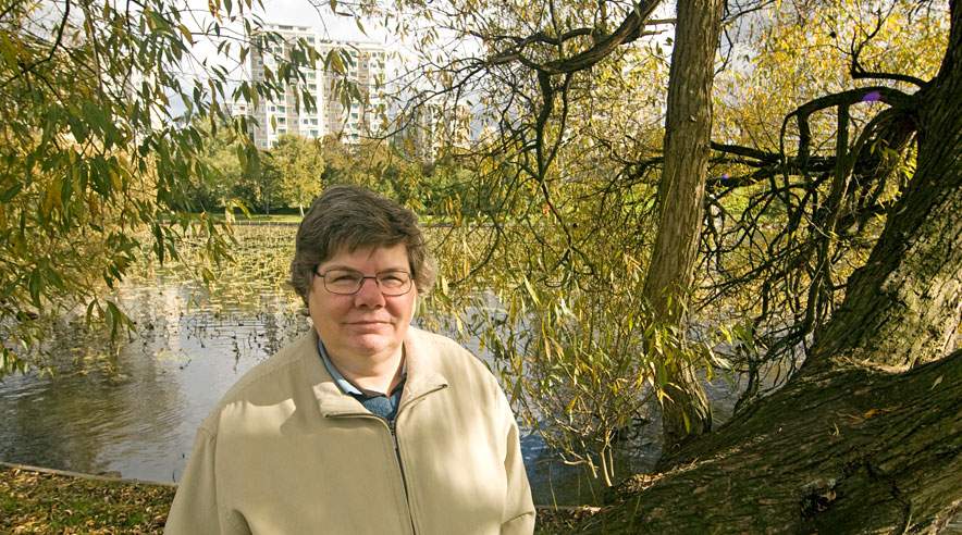 Annes ryg skal skånes, men den slags job findes ikke i den kantine, hvor hun arbejder. Derfor arbejder hun nu - trods store smerter - på fuld tid.