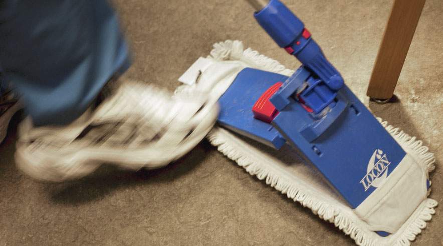 To kvindelige rengøringsmedarbejdere kan nu se frem til at få efterbetalt i alt 207.000 kroner fra Forenede Service, som havde snydt dem i løn. (Arkivfoto)