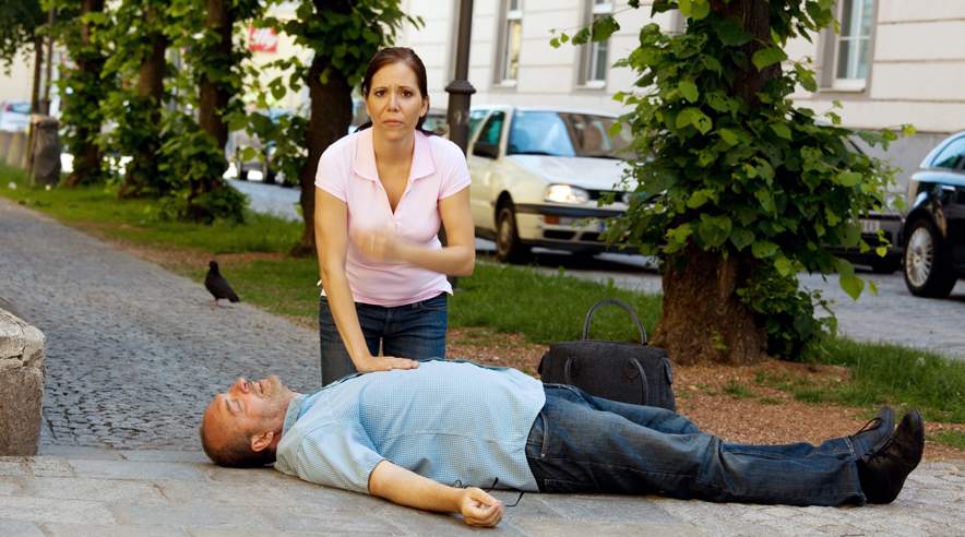 Hvis man bliver vidne til en person, der får et hjertestop, så er det nyttigt at vide, hvor den nærmeste hjertestarter er. Husk dog altid først at ringe 112. (Foto: Colourbox)