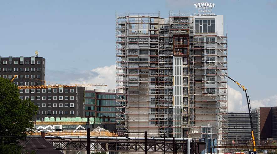 Godt 80 gange har Arbejdstilsynet de seneste to år reageret over for sikkerhedsforholdene på byggepladsen med Tivoli Hotel og Tivoli Congress Center. Der er tale om forbud, straks-påbud, påbud og vejledninger. (Foto: Harry Nielsen.)