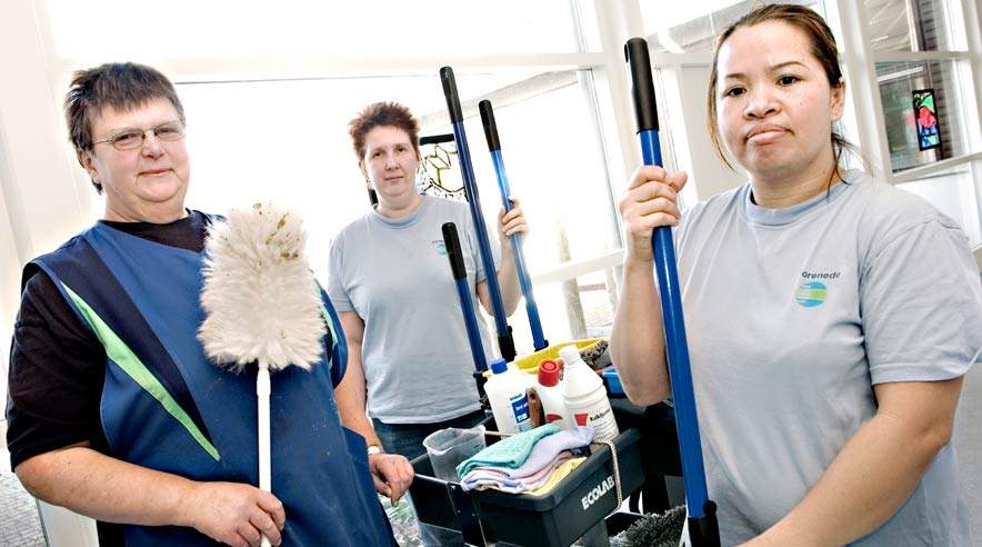 - Vi føler os meget uretfærdigt behandlet, siger Ada Poulsen, der har været på Østervangsskolen i Hadsten i 29 år. Alligevel har hun, Heidi Nielsen og Rungsang Skovsen valgt at sige ja til de nye job-betingelser. (Foto: Thomas Fredberg)