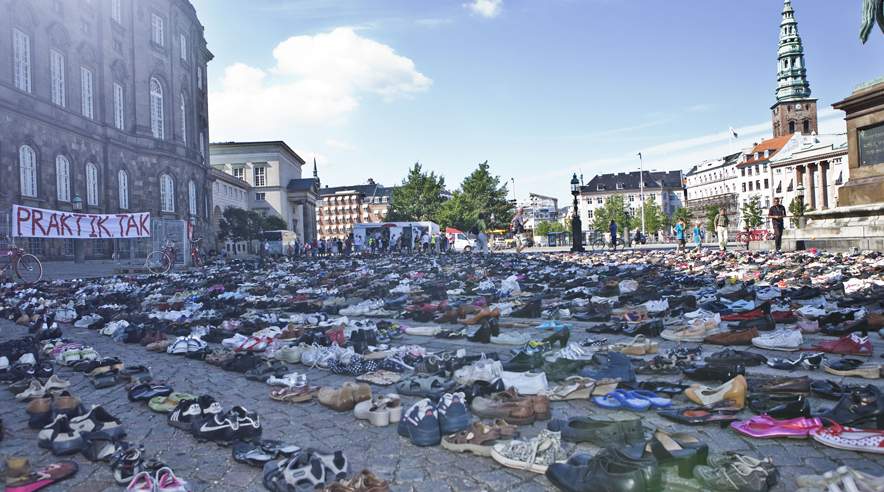 Med over 5.000 tomme par sko på Christiansborg Slotsplads satte 3F Ungdom i dag fokus på, at lige så mange unge mangler en praktikplads. (Foto: Ine Boasson)