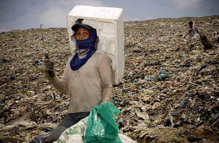 Hundredvis af fattige lever af at samle affald på lossepladsen i payatas uden for Manila. (Foto: Søren Zeuth)