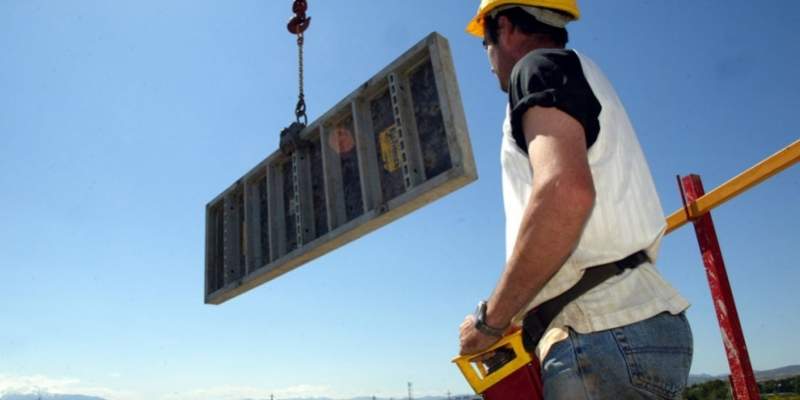 Selvom der er sket et lille fald i ledigheden i byggeriet, så har byggeriet en høj ledighed sammenlignet med landsgennemsnittet. (Foto: Colourbox)