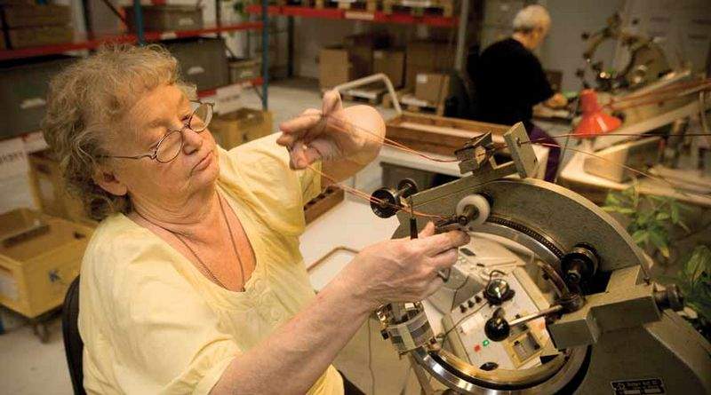 På fabrikken Eaton Electric er de fleste medarbejdere over 60 år. Men samfunbdet får ikke meget ud af, at give dem en skatterabat, for at holde dem i arbejde, som regeringen har planlagt. (Foto: Søren Zeuth)