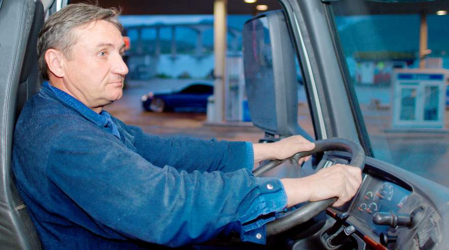 Det bedste er at tage sig et hvil, hvis trætheden melder sig bag rattet. Men en blandet pose slik kan også hjælpe. (Foto: Colourbox)