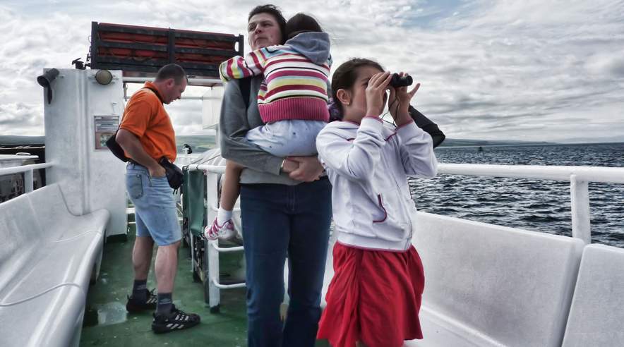 I Skotland sejlede familien Levcovich med små færger mellem øerne.  ((Foto: Oscar Luis Levcovich))