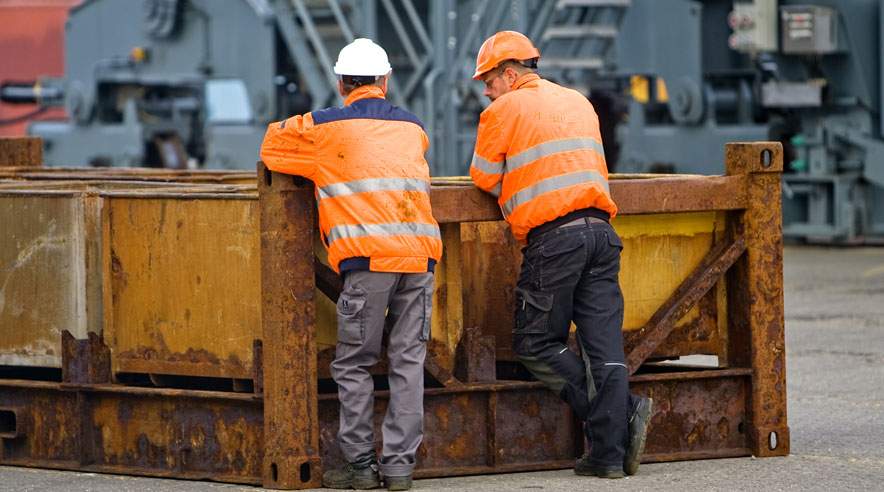 Tag en lille pause fra dagens arbejde med dine kollegaer og få en snak - det giver mere energi til arbejdet. (Foto: Colourbox)