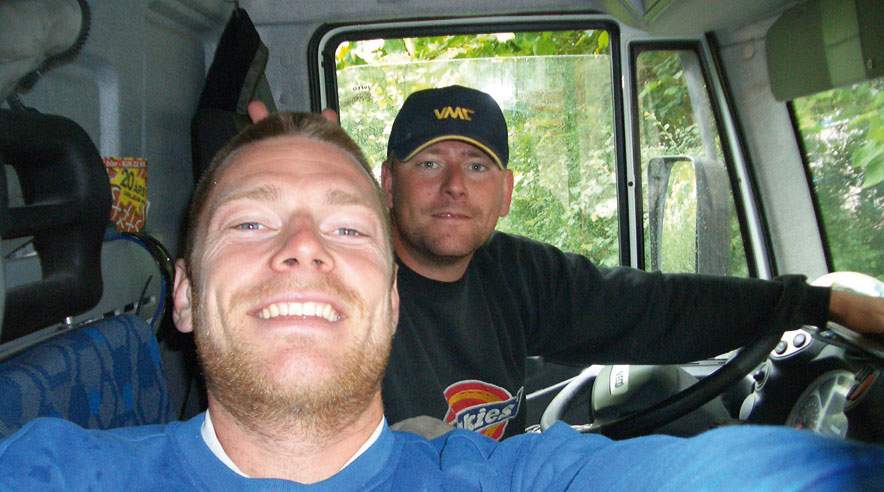 Gregers' selvportræt med makkeren i baggrunden. (Foto: Gregers Rasmussen.)