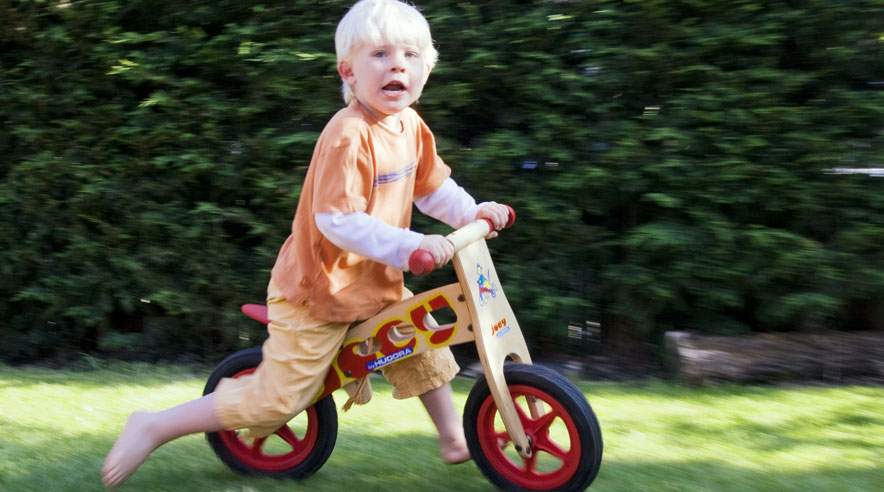 Det er en rigtig god idé at starte med en løbecykel (cykel uden pedaler). Med en løbecykel lærer dit barn at holde balancen og fornemmer, hvordan det er at cykle. (Foto: Colourbox)