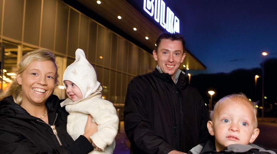 Fristelserne er mange, men et skarpt øje på indkøbssedlen er med til at holde udgifterne nede for Gitte og Thomas Andersen. ((Foto: Niels Åge Skovbo).)