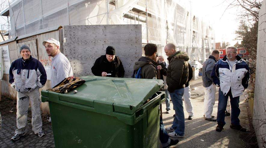 Arbejdet med at færdiggøre i alt 28 lejligheder i to boligblokke på Højnæsvej i Rødovre er blokeret på grund af manglende løn til det polske byggefirma Elitas ansatte.  (Foto: Harry Nielsen.)