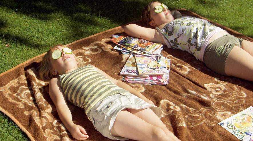 Sidste års vindermotiv var Ida og hendes veninde Emma tager solbad i haven. ((Foto: Adi Birkkjær))