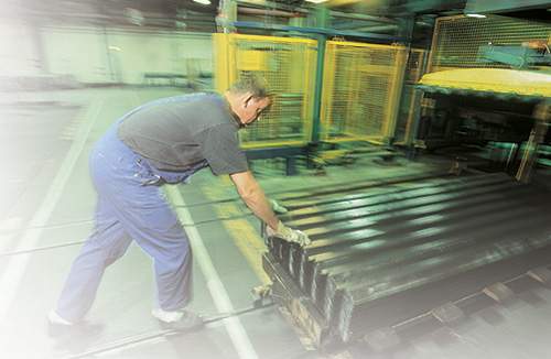 I løbet af kort tid er flere tusinde industrijob forsvundet i Nordjylland - blandt andet på Dansk Eternit i Aalborg - og der er ikke udsigt til beskæftigelse for de fyrede SiD'ere foreløbig. (Michael Bo Rasmussen)