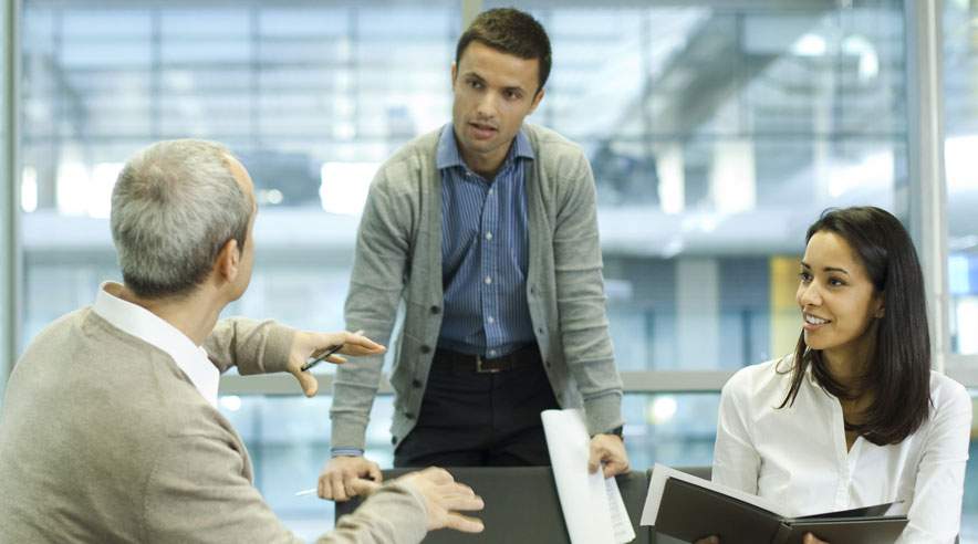 Brug pauser på jobbet til at tale med dine kolleger. (Foto: Colourbox)