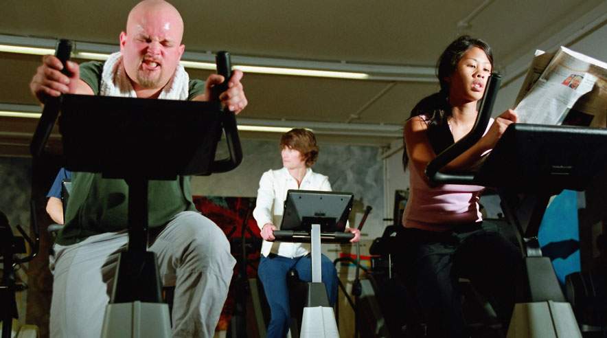 Hvis du har lidt ekstra på sidebenene og er ude af træning, så lad være med at starte med hård belastning i fitnesscentret. Hellere en anelse i underkanten, så du undgår skader. (Foto: Colourbox)