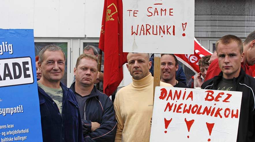 De polske medarbejdere i Gal-Met har ikke fået indbetalt så meget som en krone i pension, selv om det er en del af overenskomsten. 26. juni demonstrerede polske arbejdere mod forholdene hos Gal-Met.  (Foto: Harry Nielsen.)