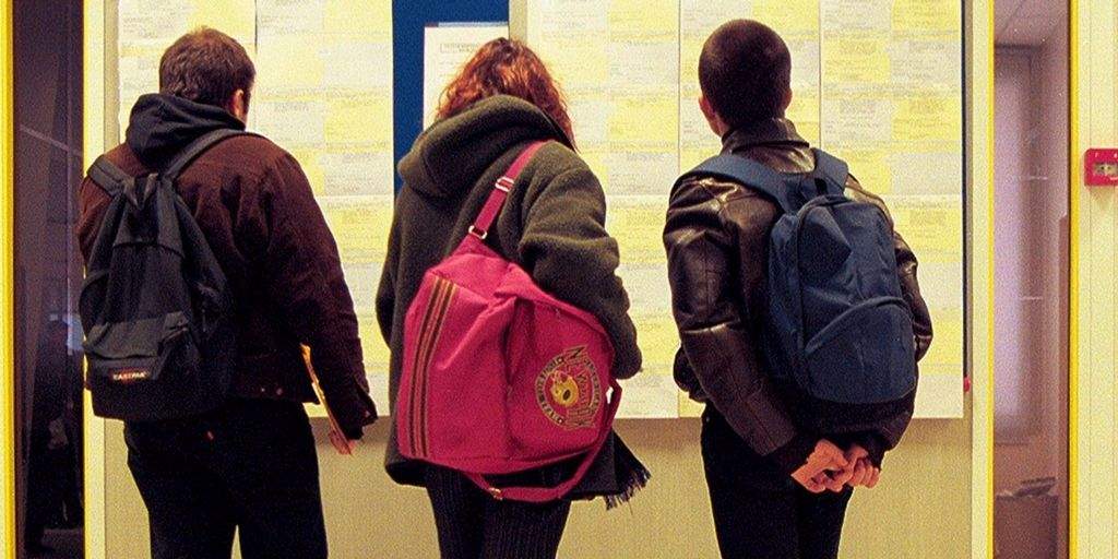 - Ledige skal uddannes, før de falder ud af dagpengesystemet, siger Per Christensen fra 3F. Nye tal viser et lille fald i ledigheden i 3F.