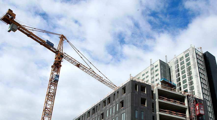 Nye eksempler på at udenlandske byggefirmaer stikker af fra regningen til ansatte og fagforeninger, får Enhedslisten til at opfordre til lovgivning om kædeansvar. (Foto: Harry Nielsen.)