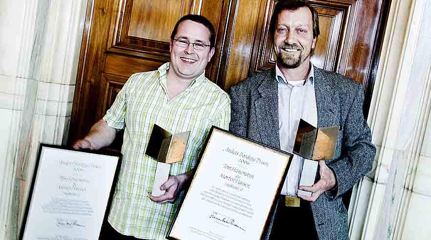 Morten Hansen (til venstre)og Tom Heinemann med diplom og statuette på Københavns Rådhus, hvor de onsdag modtog årets Anders Bording-pris for "undersøgende journalistik i topklasse med afdækning af dansk miljøsvineri i Polen og problematiske forhold om anvendelse af statsmidler." (Foto: Ulrik Jantzen)
