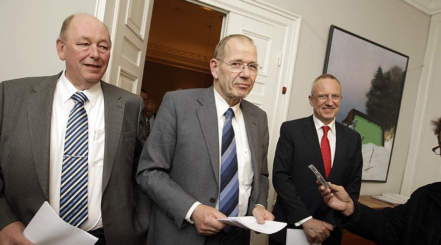 Forligsmand Asbjørn Jensen (i midten) kunne tirsdag fortælle, at 64 procent af LO's medlemmer har stemt ja til de nye overenskomster. Til venstre LO's formand, Harald Børsting; til højre direktør i DA, Jørgen Neergaard Larsen. (Foto: Harry Nielsen)