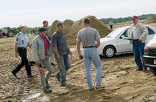 Kolding Politi afslørede otte polakker uden arbejdstilladelser på Jens Dinesens gods Asbølholm i Lunderskov i sommeren 2001.