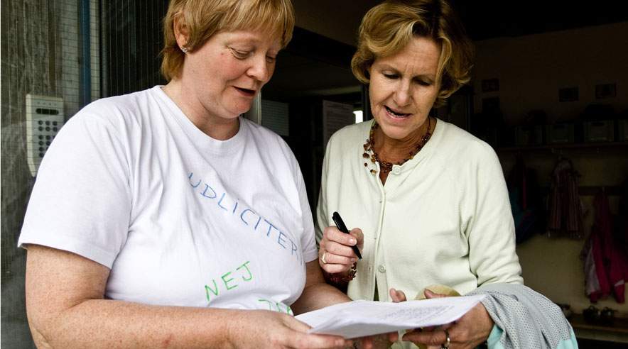 3F-tillidsrepræsentant på Korup Skole, Marianne Høgedal, er glad for den store opbakning til underskriftindsamlingen, som er en protest mod udlicitering af skolerengøringen i Odense Kommune. (Foto: Lars Skaaning.)