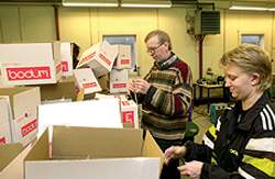 Aktiverede i Svendborg Kommune i gang med at pakke produkter for Bodum-koncernen. Hvis ikke de havde et gyldigt ansættelsesbevis, kan de søge om erstatning hos kommunen. (Hans Sturesson (arkiv))