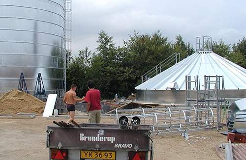 En halv snes polakker var for en lille måned siden i færd med at opføre denne silo ved Silkeborg, hvilket de uhindret fik lov til, fordi Udlændingestyrelsen nægtede at oplyse SiD om, hvorvidt de havde arbejdstilladelser. (Christian Juhl)