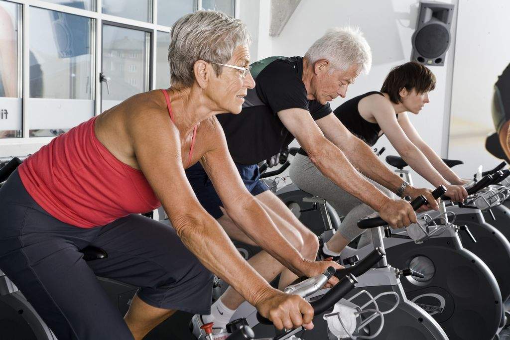 Hvis din arbejdsplads har et motionsrum, så spring en tur i sadlen og få pulsen op. (Foto: Colourbox)