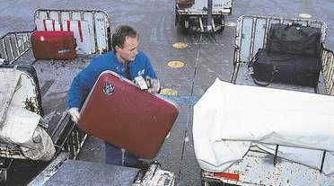 En undersøgelse fra SAS viser, at lufthavnsarbejdere er udsat for stærk luftforurening. Nu kræver 3F, at Københavns Lufthavn sikrer medarbejdernes helbred. (Arkivfoto)