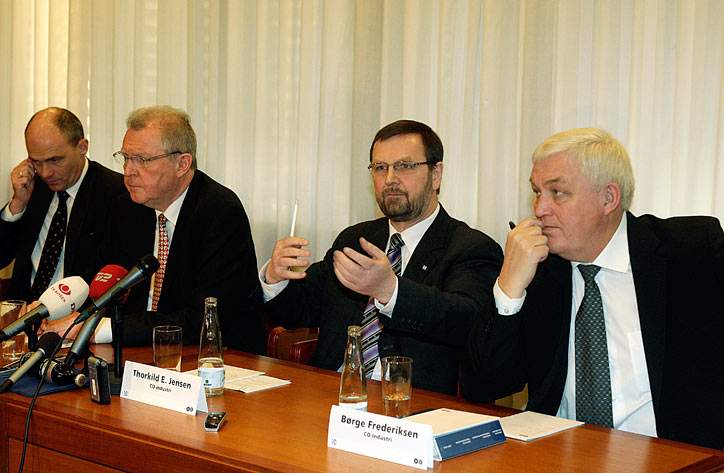 DI's øverste direktør Hans Skov Christensen (nummer 2 fra venstre) får travlt. Han skal både forhandle med transportområdet. Og som her med Thorkild E. Jensen (Dansk Metal) og Børge Frederiksen (3F's Industrigruppe). De to tegner CO-industri. (Foto: Harry Nielsen.)