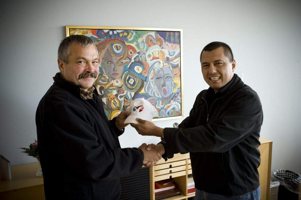 - Kampen handler ikke om Chavez eller andre enkeltpersoner, men om demokrati, siger Erasto Reyes (th). Han får støtte af 3F's næstformand, Steen Andersen. (Foto: Søren Zeuth)