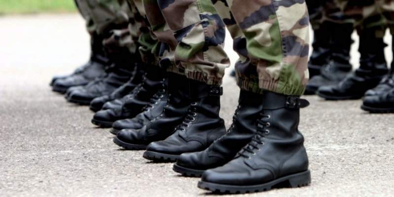 De næste fem år skal forsvarets egne folk ikke længere gøre rent, lave mad og klare de udendørs arealer for soldaterne øst for Storebælt. Fra 1. januar skal kasernerne drives af Forenede Service.