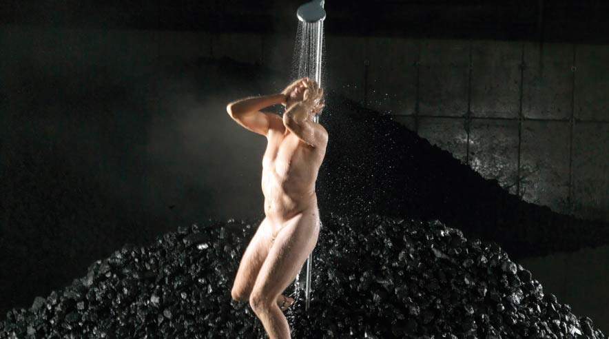 Der er gevinst for både pengepungen og miljøet ved at ændre vaner i hjemmet. For eksempel ved at tage kortere brusebade. (Søren Zeuth)