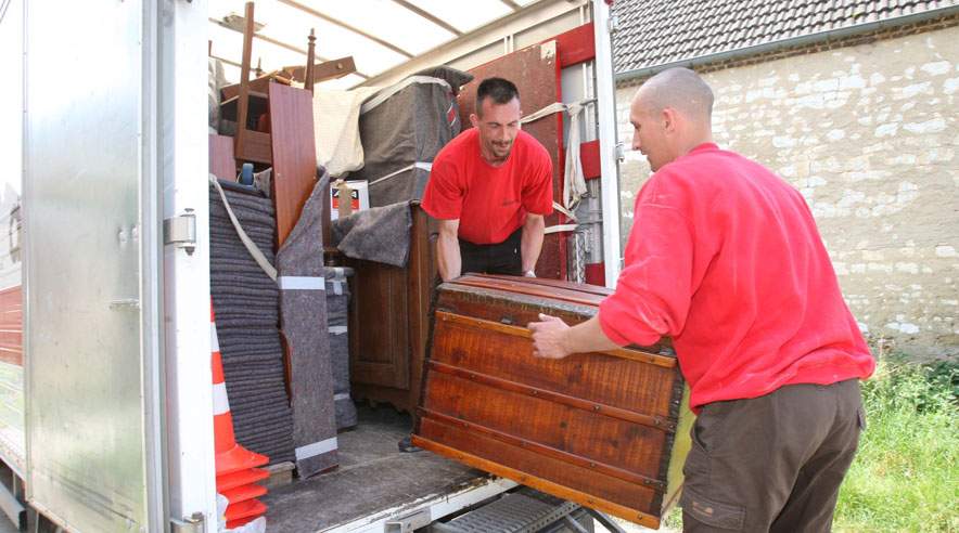 Det er en god idé at indhente tilbud fra forskellige flyttefirmaer, når man skal flytte - der kan nemlig være stor forskel på prisen. (Foto: Colourbox)